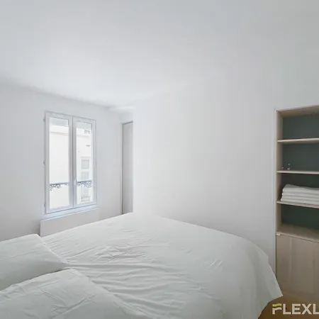 Spacious And Charming One-bedroom In The 3rd District Paryż